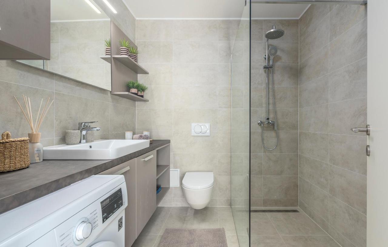 Just Renovated Stylish 2 Bedrooms Apartment Only A Few Steps From The Beach! Novigrad Istria Exteriér fotografie